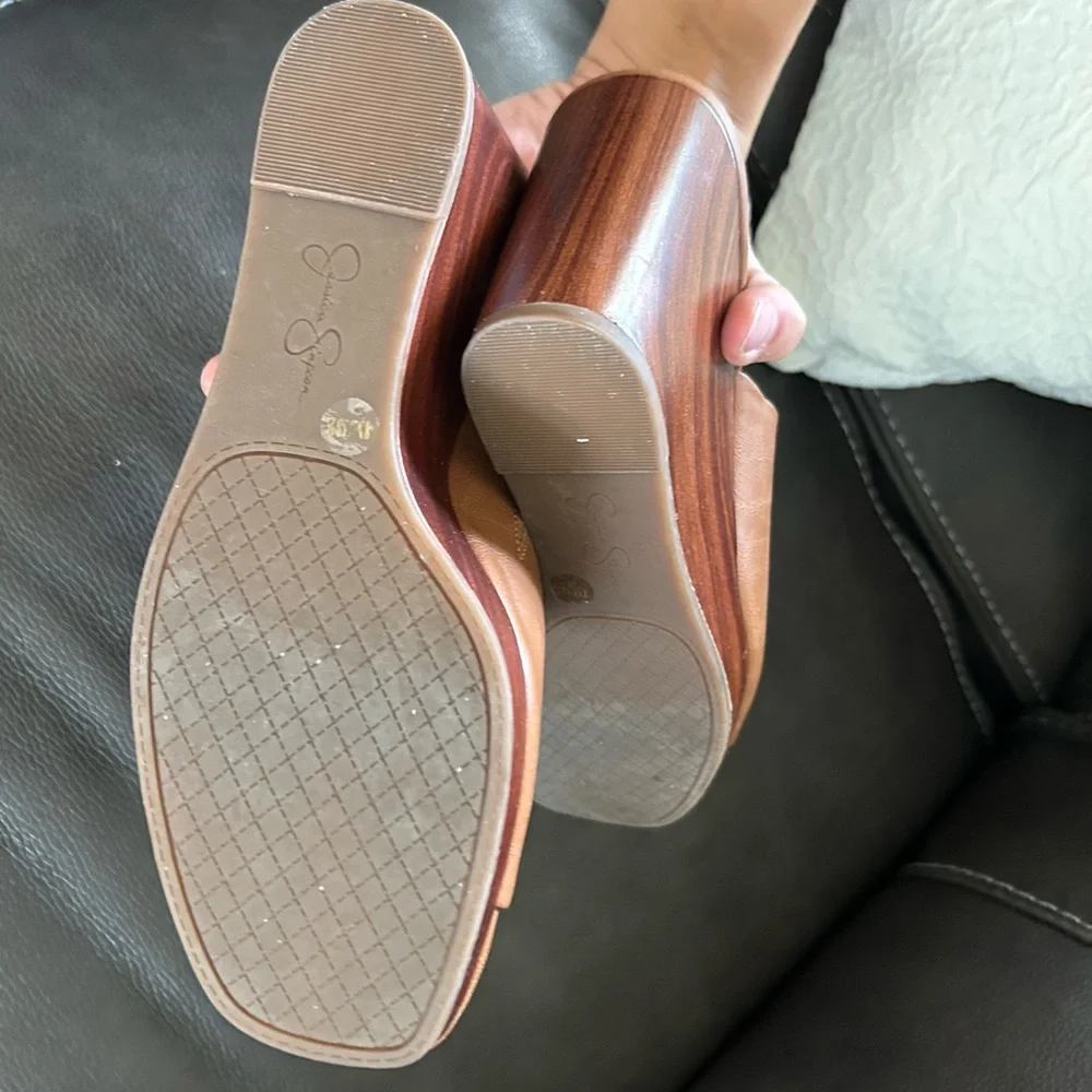Jessica Simpson Tan Platform Mules with Closed Toe and Slip-On Design - Picture 4 of 8